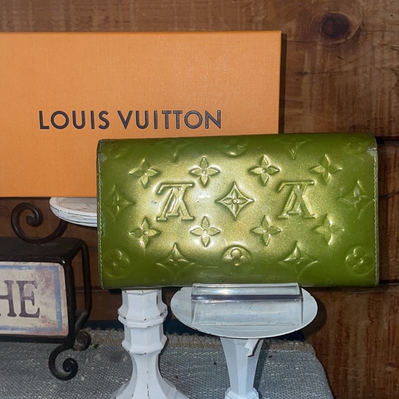 Louis Vuitton Lime green Monogram Vernis Sarah wallet gold tone hardware w BOX! - Picture 4 of 7